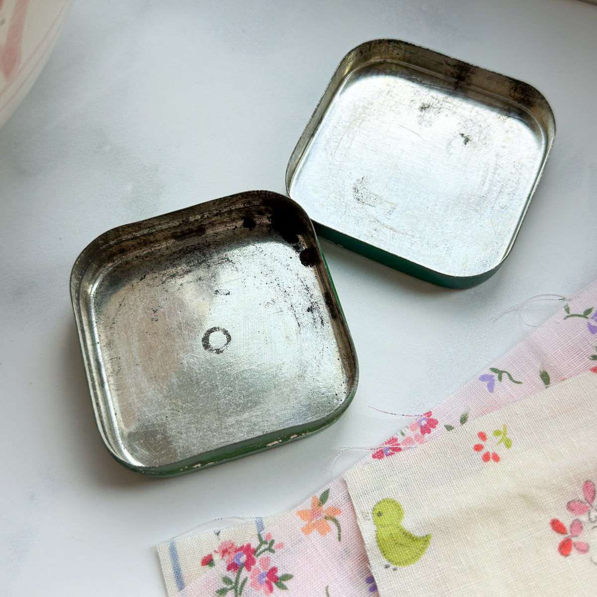 Underwood Silk Gauze Vintage Tin