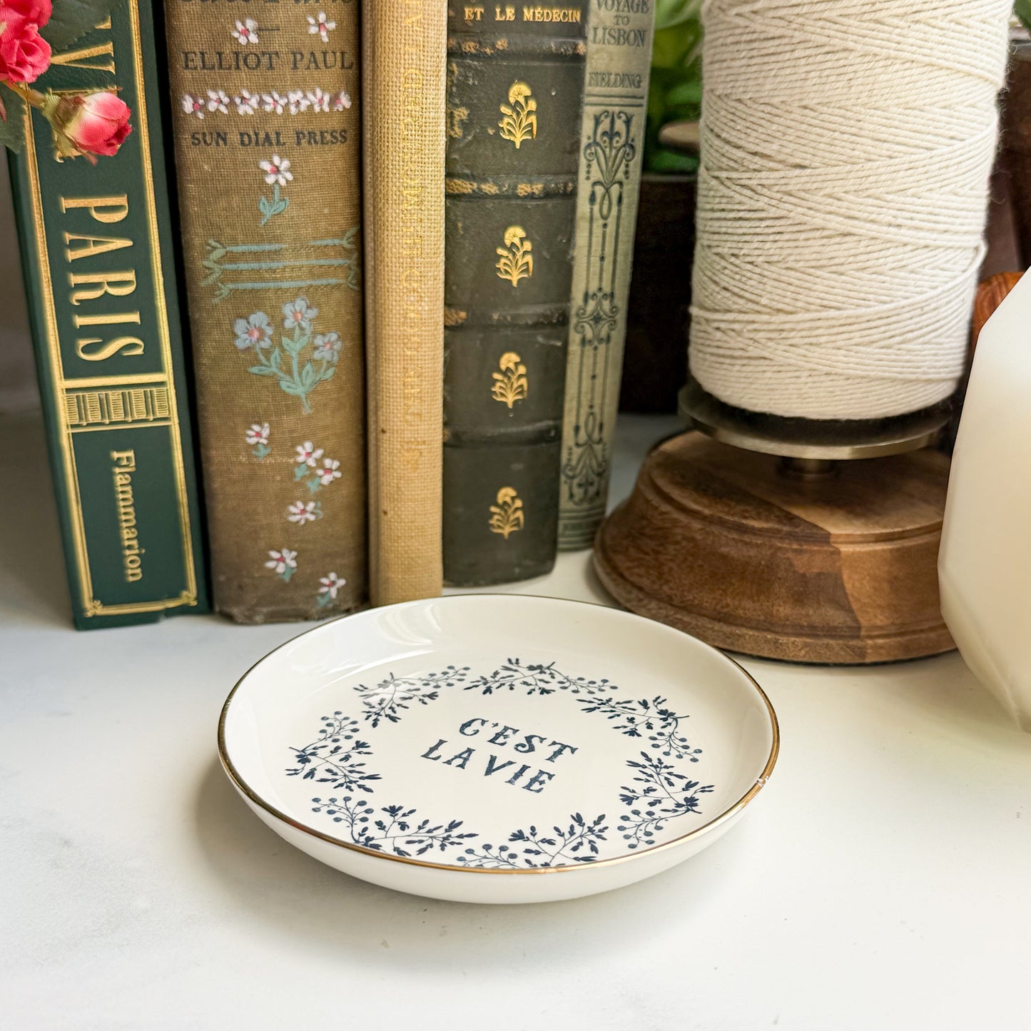 Magnetized “C’est la vie” design Dish with Gold Rim