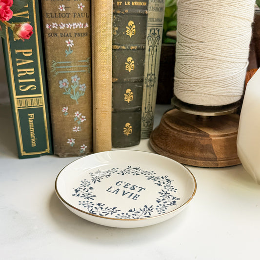 Magnetized “C’est la vie” design Dish with Gold Rim