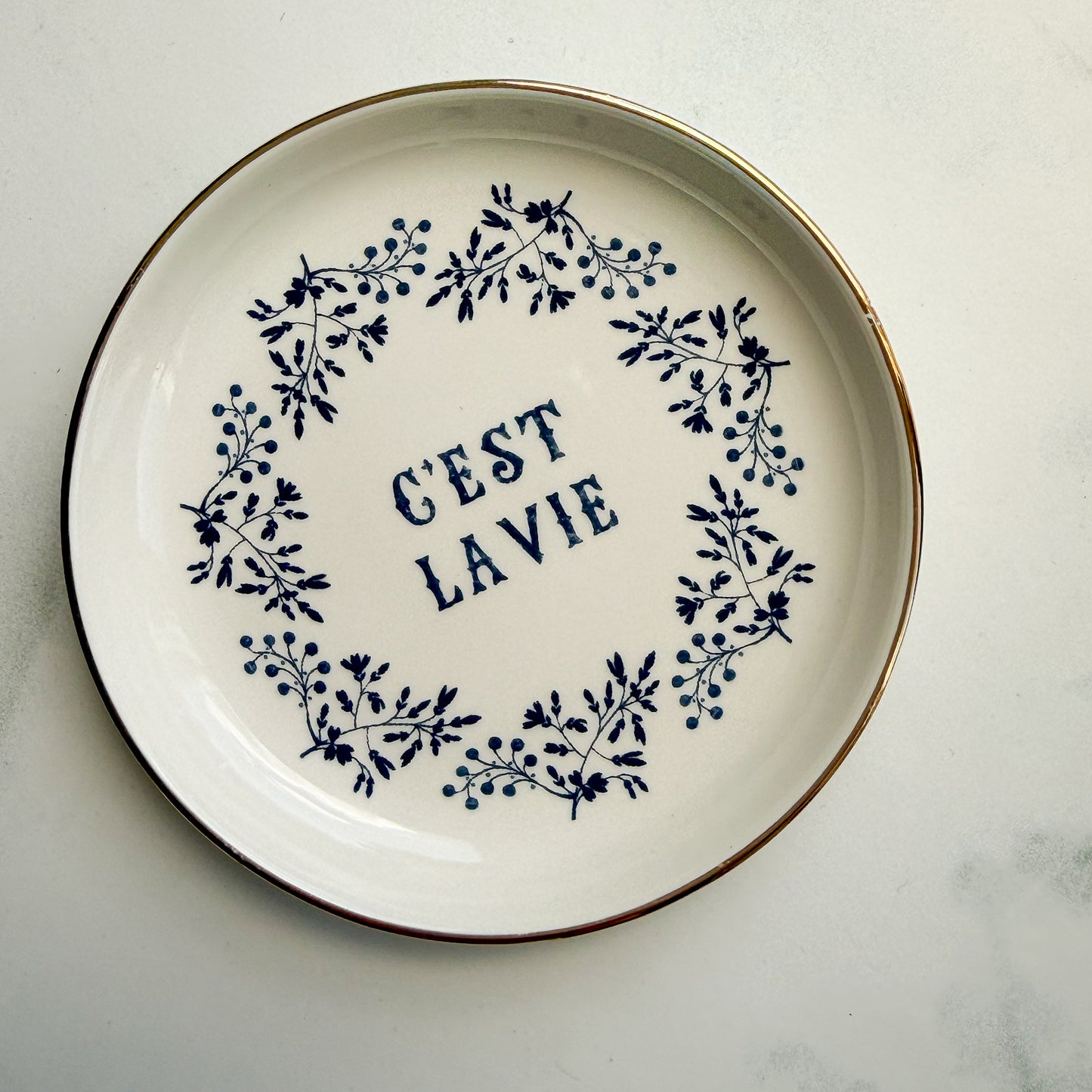 Magnetized “C’est la vie” design Dish with Gold Rim
