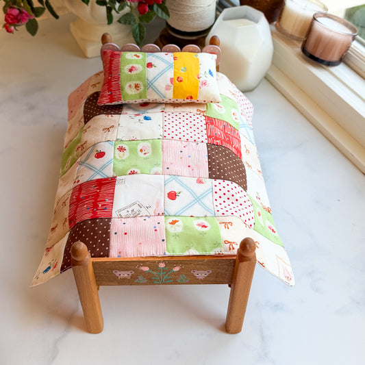 Handpainted Two Bears Scallop Headboard Doll Bed and Bedding set