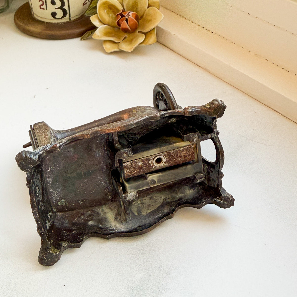 Vintage Die-cast Miniature Sewing Machine Pencil Sharpener Collectible