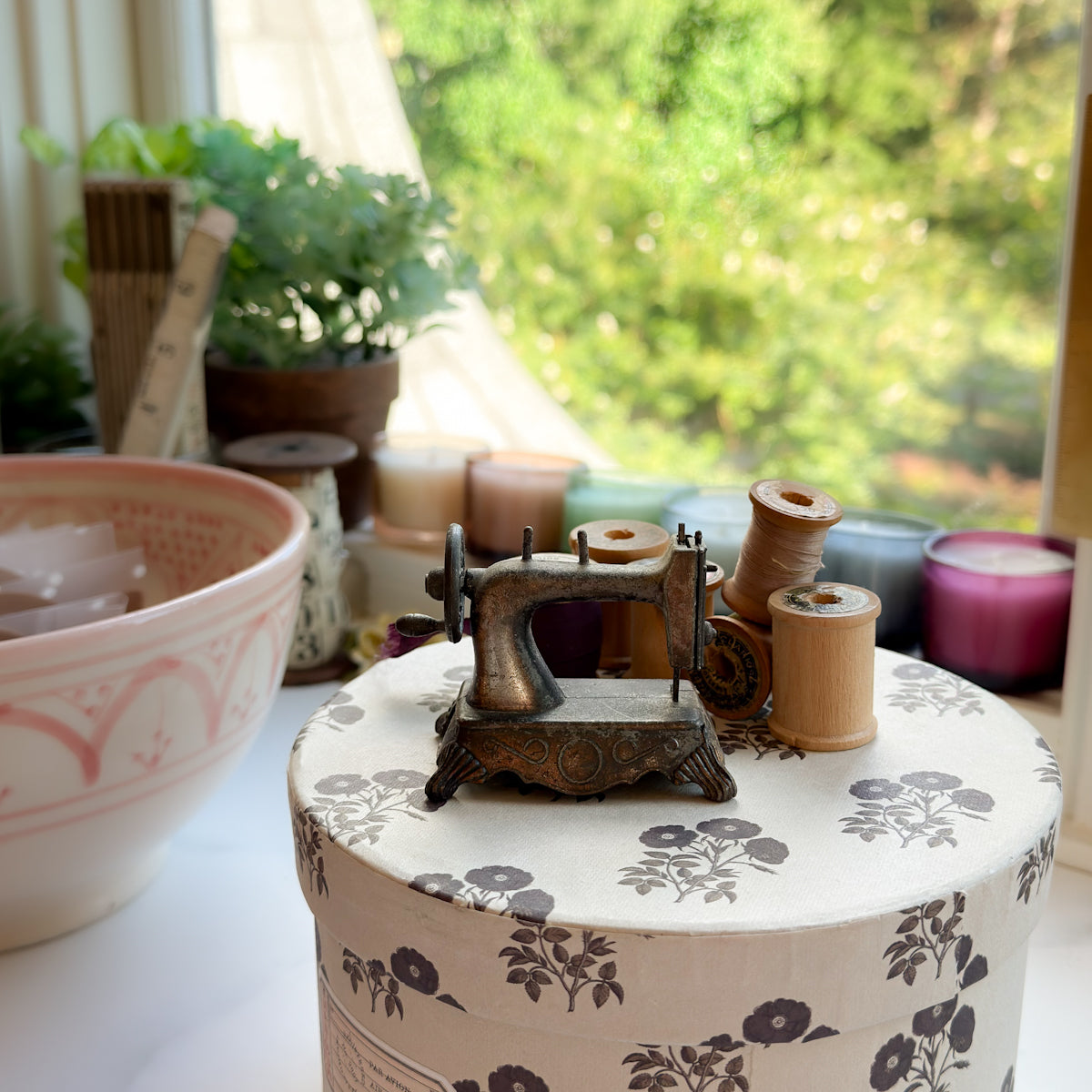 Vintage Die-cast Miniature Sewing Machine Pencil Sharpener Collectible