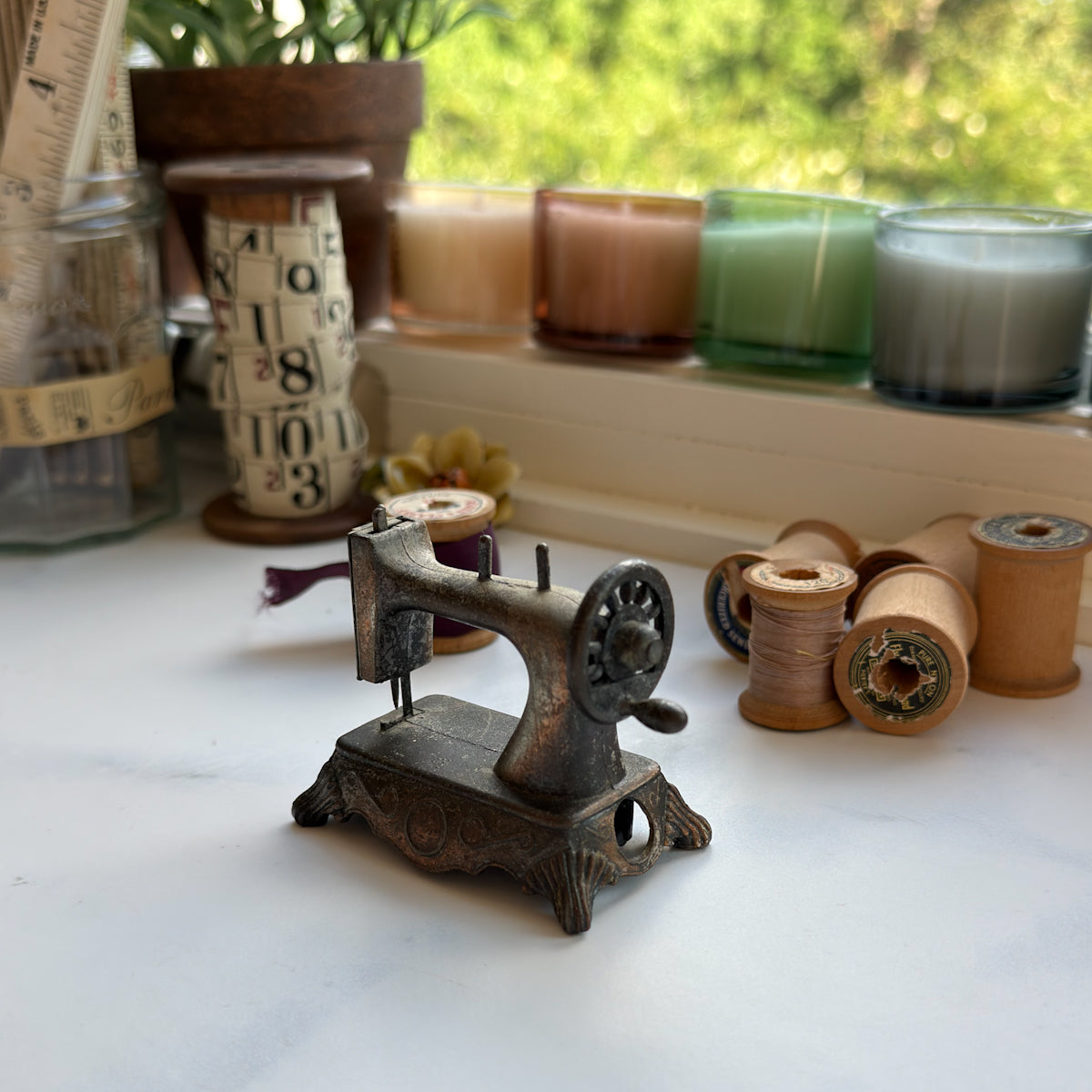 Vintage Die-cast Miniature Sewing Machine Pencil Sharpener Collectible